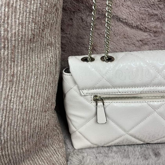 GUESS Dilla Quilted Logo - Picture 10 of 16